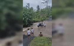 Viral Pelajar SMP Gotong Motor Seberangi Jalan Terendam Luapan Air Sungai