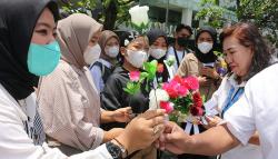 RPA Perindo Bagi-Bagi Bunga Peringati Hari Sumpah Pemuda