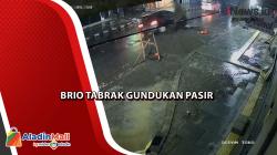Viral! Brio Tabrak Gundukan Pasir Pekerjaan Pedestrian Jalan Ahmad Yani Sukabumi<