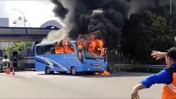 Bus Pariwisata Ludes Terbakar di Tol Juanda Surabaya, 20 Penumpang Selamat