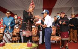  Upacara Hari Sumpah Pemuda di Wonosobo, Ganjar Dapat Kejutan Kue Ultah dari Pelajar SMP