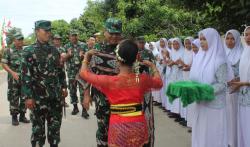 Tinjau TMMD, Perwira Kodam Diponegoro Ini Tersenyum Dikalungi Selendang oleh Penari Cantik