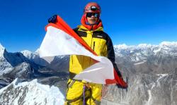 Hari Sumpah Pemuda, Mahapala Unnes Kibarkan Bendera Merah Putih di Pegunungan Himalaya