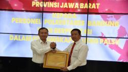 Ungkap Kasus Uang Palsu, Satres Narkoba Polrestabes Bandung Diganjar Penghargaan<