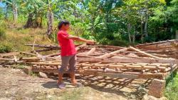 Lambat Diperbaiki karena Bantuan Tak Terealisasi, Rumah Warga di KBB Ambruk<