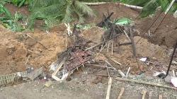 Jalan Antarkecamatan di Tasikmalaya Longsor, 2 Rumah 1 Warung Rusak Parah