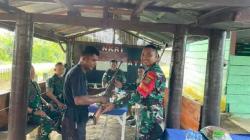 Gencarkan Pendekatan Humanis, Anggota TNI Ajak Warga Serahkan Senjata Api