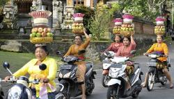 Begini Hebatnya Perempuan Bali, Naik Motor Bawa Sesajen di Kepala Tanpa Terjatuh