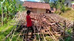 Permohonan Bantuan Renovasi Tak Digubris, Rutilahu Milik Warga di KBB Ambruk<
