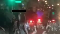 Brutal, Geng Motor Bersenjata Parang Keroyok Pengendara di Jalan Riau Bandung<