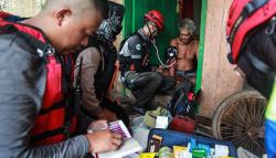 Banjir Belum Surut di Kalteng, Relawan Keliling Naik Perahu Cek Kesehatan Warga