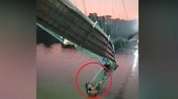 Penampakan Jembatan Gantung Runtuh Tewaskan 140 Orang, Korban Selamat Bergelantungan