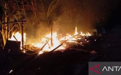 Rumah Penjaga Makam di Bantargadung Sukabumi Ludes Terbakar<