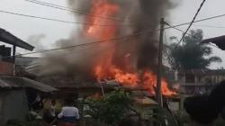 Percikan Kwh Sambar 2 Rumah lalu Terbakar di Gadog Cianjur, Pemilik Rugi Rp250 Juta<