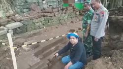 Warga Pasuruan Temukan Bangunan Candi di Tengah Makam, Ada Arca hingga Batu Relief <