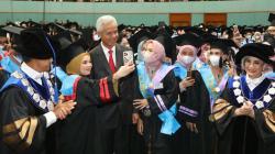 Orasi Ilmiah, Ganjar Ingatkan Perjuangan Orang Tua hingga Bikin Wisudawan Menangis