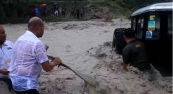 Detik-detik Gubernur NTT Turun ke Sungai Selamatkan Mobil Warga Terseret Banjir