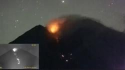Aktivitas Meningkat, Gunung Semeru Luncurkan Lava Pijar dan Alami 30 Kali Letusan 