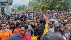 Ratusan Orang Antar Jenazah Filep Karma ke Rumah Duka, Bendera Bintang Kejora Berkibar