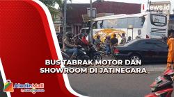 Bus Tabrak Motor dan Showroom di Jatinegara Sebabkan Kemacetan Panjang