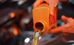 Ganti Oli Mesin Berdasarkan Jarak Tempuh atau Lama Pakai? Lihat Model Mobilnya