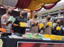Tangkap 3 Kurir Narkoba, Polisi Gagalkan Peredaran 42 Kg Sabu dari Malaysia