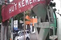 Viral Video Gapura Jembatan Merah Gejayan Roboh, Disenggol Truk Molen
