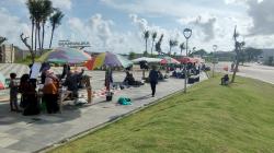 Jelang WSBK, Pedagang Suvenir Mulai Padati Pintu Masuk Sirkuit Mandalika