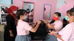 Napi Lapas Perempuan Semarang Digembleng Pelatihan Ecoprint dan Salon