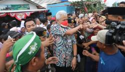  Ganjar Sowan Mbah Tarjo di Saung Merah Putih, Warga: Wah Ganteng Tenan Ya, Duwur Wonge<