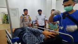 Kapolres Sukabumi Gunakan Mobil Dinas Evakuasi Korban Kecelakaan ke Rumah Sakit<