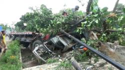 Tabrak Pohon dan Pagar Rumah di Tuban, Pasutri Terjepit Kabin Truk