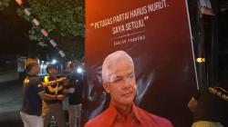Baliho Bergambar Ganjar Pranowo Petugas Partai Dicopoti Satpol PP Kota Semarang <