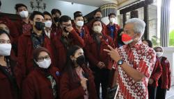 Puluhan Mahasiswa Undip Geruduk Rumah Dinas Ganjar Pranowo, Ada Apa?<