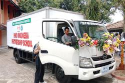 Dukung Pendidikan di Yogyakarta, Hino Motor Hibahkan 2 Truk CBU untuk Belajar Siswa SMK