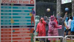 Antusiasme Penonton Joyland Festival Tinggi meski Diguyur Hujan