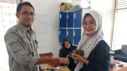 Dapat Kucing Hutan dari Teman, Mahasiswi Cantik di Solok Serahkan Bayi Kuwuk ke BKSDA