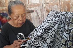 Jaga Regenerasi Pembatik, Sultan HB X Minta Upah Buruh Batik Ditingkatkan<