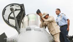 Momen Prabowo Cek Pesawat Tempur Rafale saat Indo Aerospace 2022