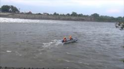 Ditinggal Temannya Beli Minum, 2 Remaja di Jombang Hilang saat Berenang di Sungai Brantas<