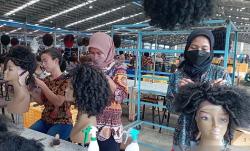 Menko PMK Puji Wig Produk Purbalingga Dipakai Artis Luar Negeri  