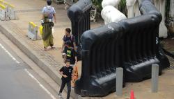 Ada Barrier Penghalang Demo, Pejalan Kaki Kesulitan Lewati Trotoar Dekat Istana