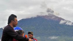 Gunung Kerinci Erupsi, Warga Solok Selatan Masih Santai Bertani