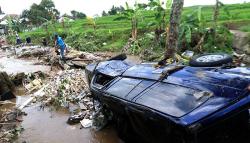 Penampakan Mobil-Mobil Hanyut Terseret Banjir di Banyuwangi