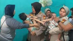 Cerianya Siti Fadillah Digendong Polwan, Bocah Idap Hidrosefalus yang Dibuang Orang Tua<