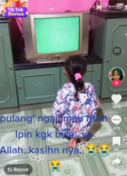Anak Kecil Pulang Ngaji Tak Bisa Nonton TV, Netizen: Ya Allah Kasihan Rakyat Kecil Bapak