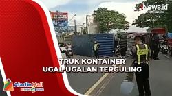 Nekat! 2 Kontainer Balapan di Pasuruan, Satu Terguling