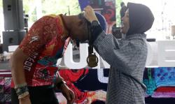 Momen Mesra Ganjar Dikalungi Medali dan Dicium Siti Atikoh saat Finish Tour de Borobudur