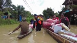 Personel Brimob Pakai Perahu Distribusikan Bantuan ke 66 Desa Terisolasi Banjir Aceh Tamiang