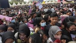 Ribuan Orang Berdesakan Melamar Kerja di Kota Batam